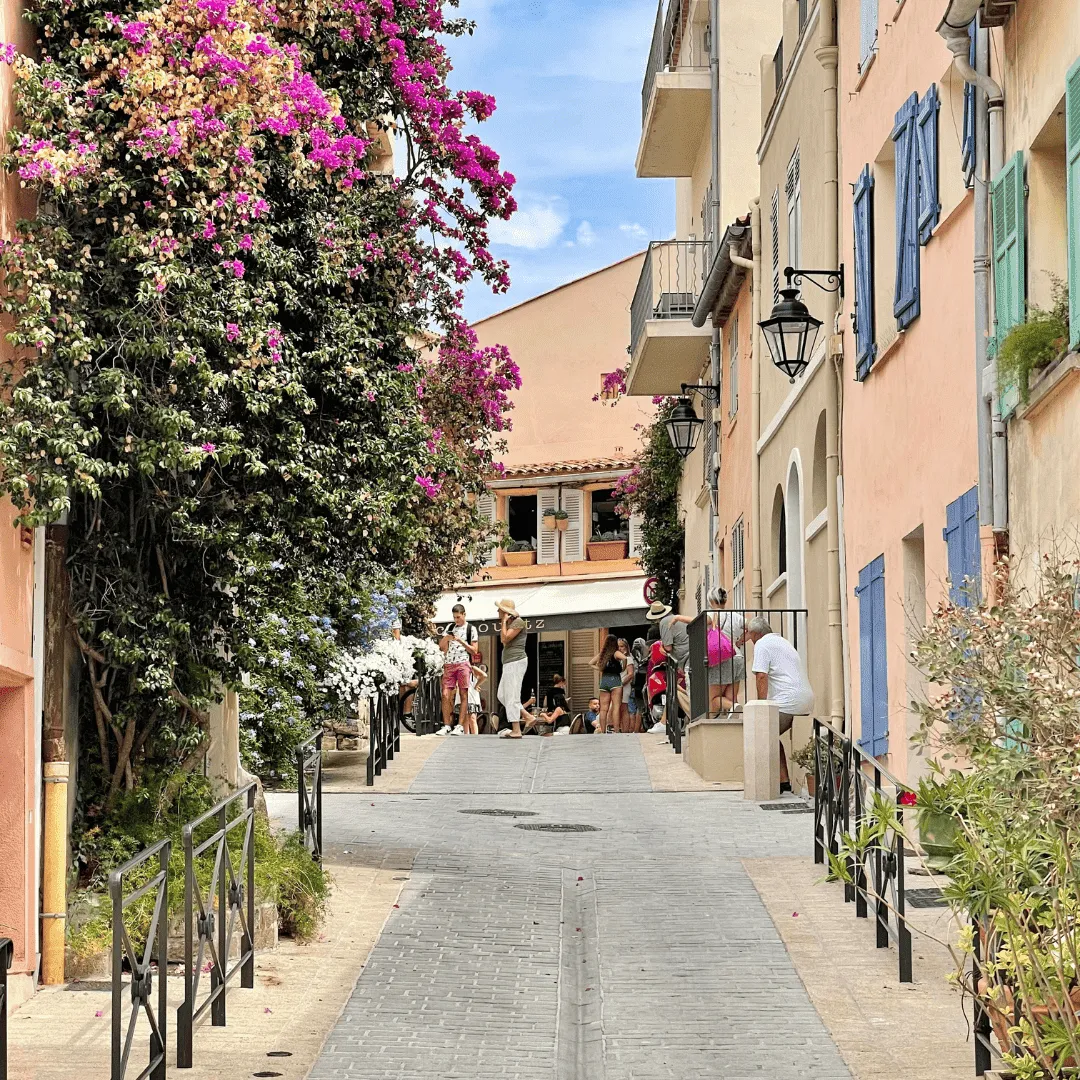 Rue fleurie saint tropez