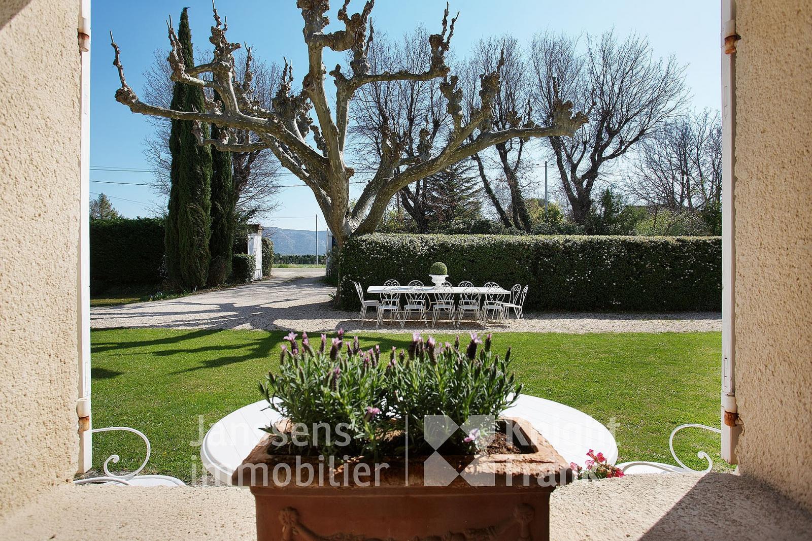 Beau jardinet intérieur Provence