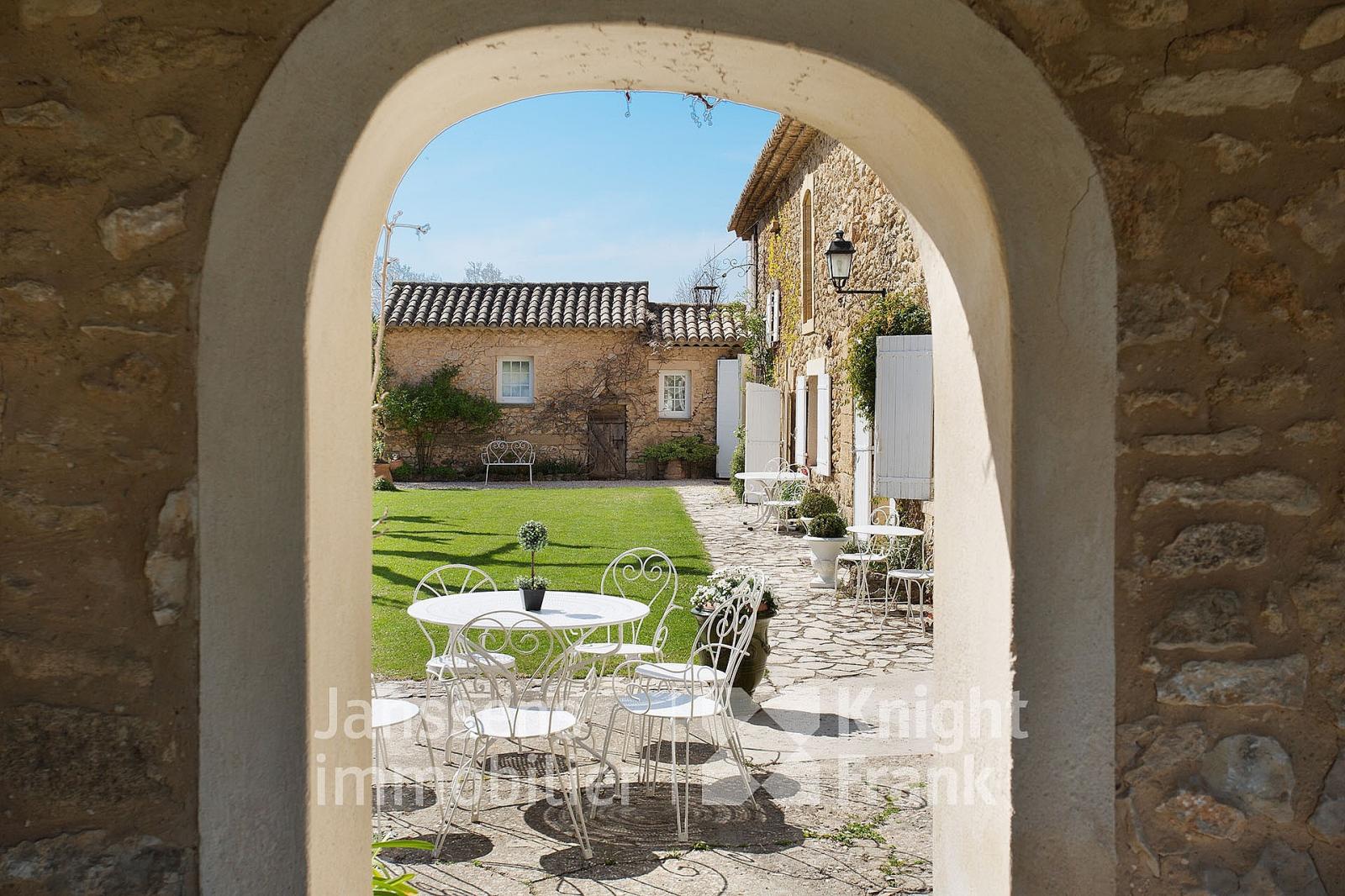 Sublime villa nichée à flanc de colline et vous offrant une vue spectaculaire sur le Golfe de Saint-Tropez
