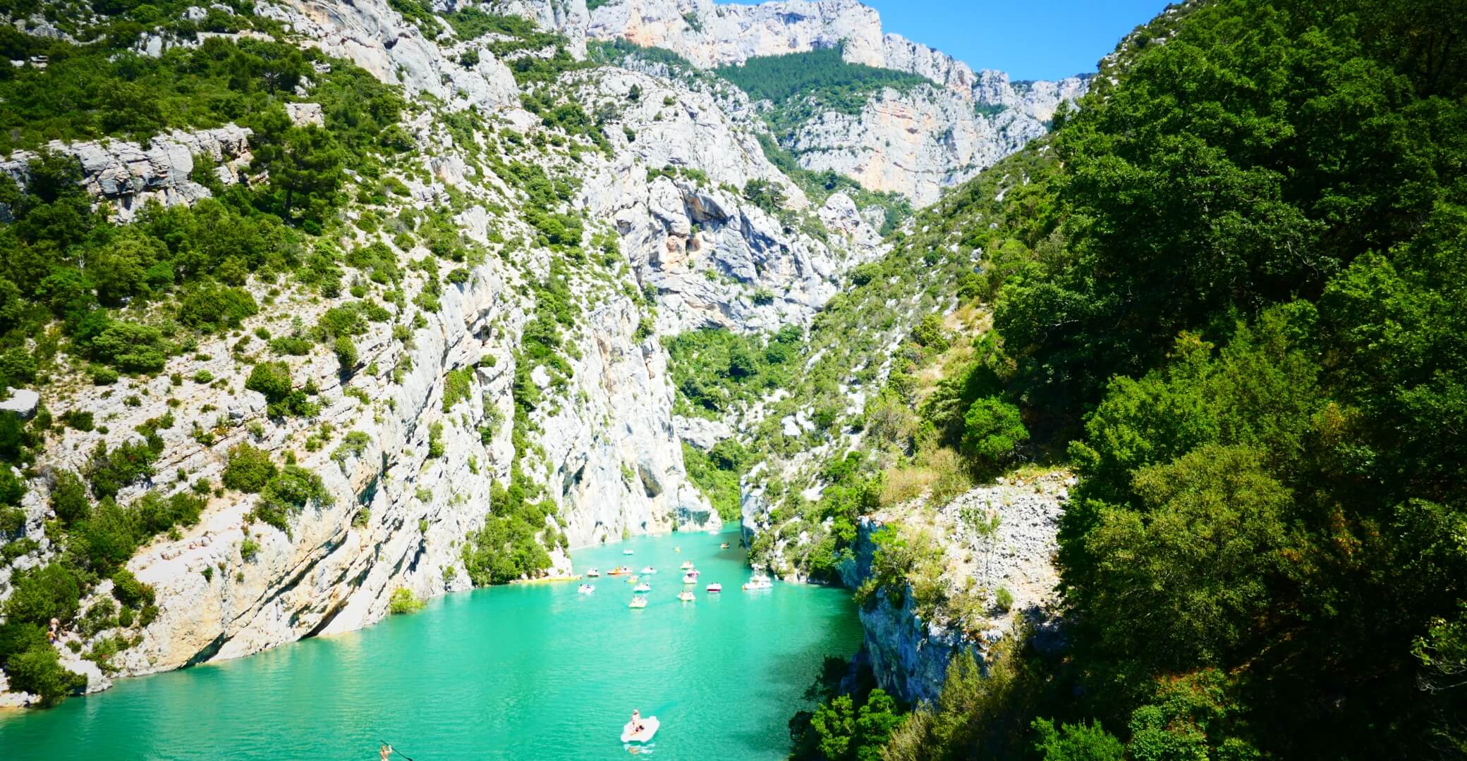 Fraicheur dans les Gorges du Verdon avec des canoës.