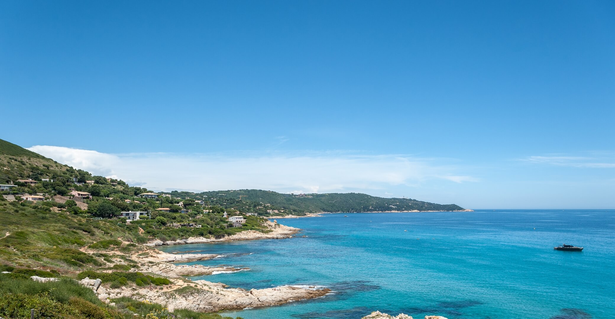Vue tout en fraicheur d'une plage de la Riviera.