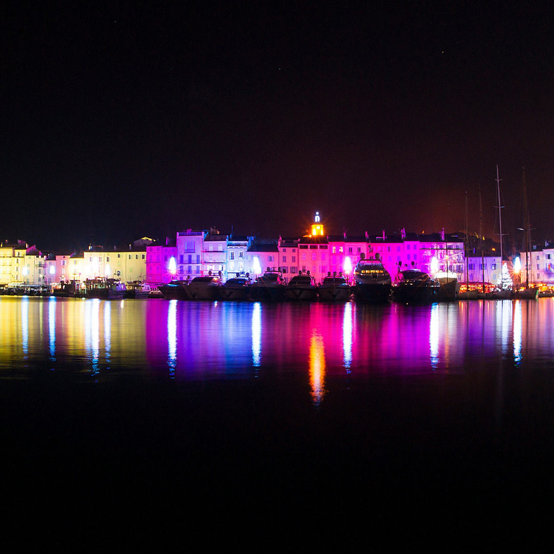 Vue de nuit de Saint-Tropez.