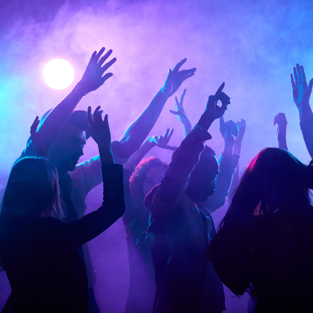 Fête en boite de nuit à Saint-Tropez.