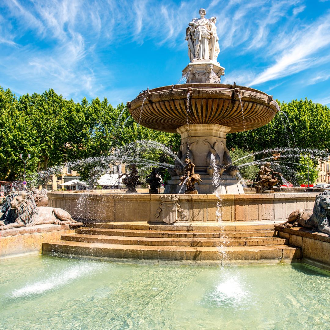 Vue de la fontaine de la Rotonde à Aix-en-Provence.