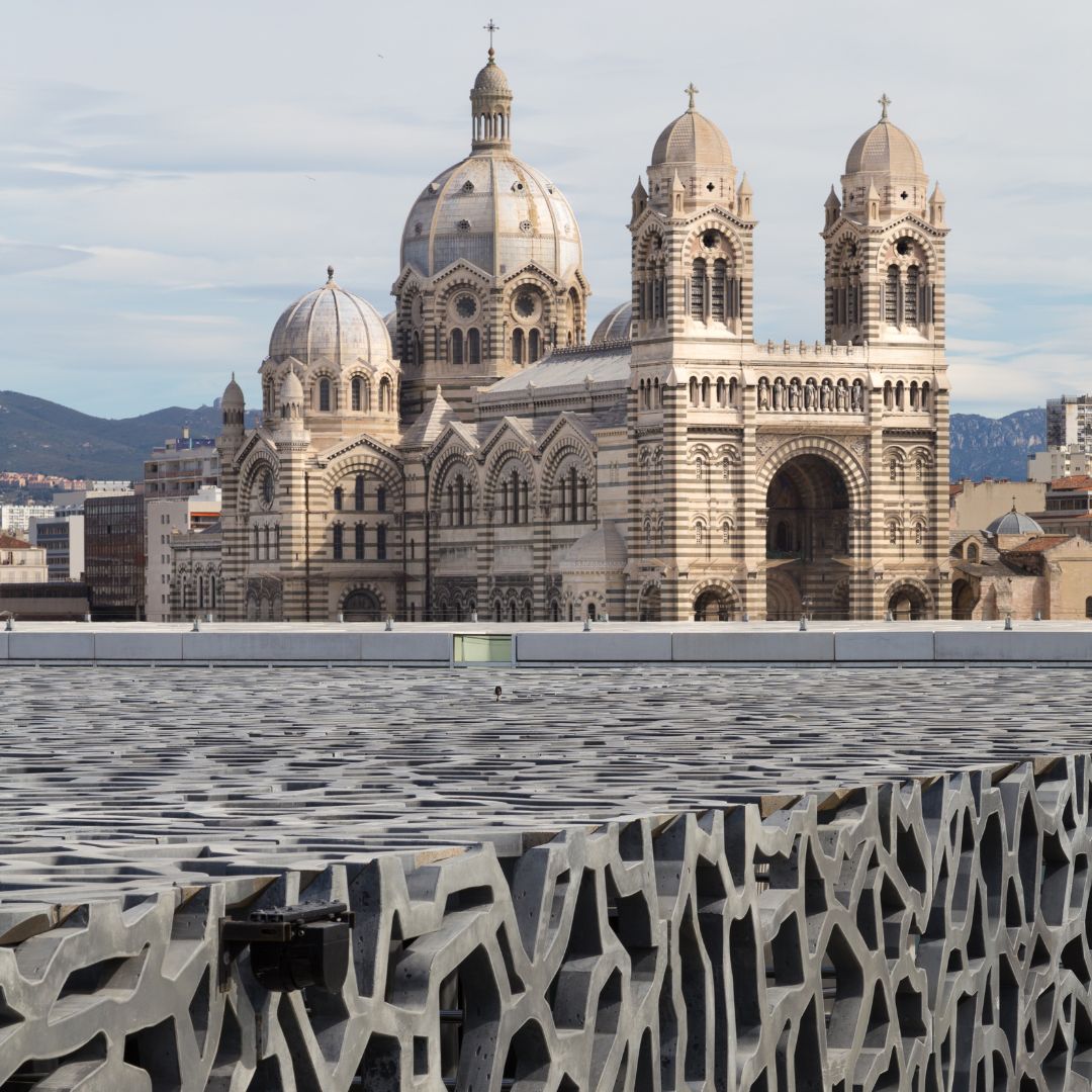 Vue du musée d'art Mucem et de la cathédrale de la Major à Marseille.