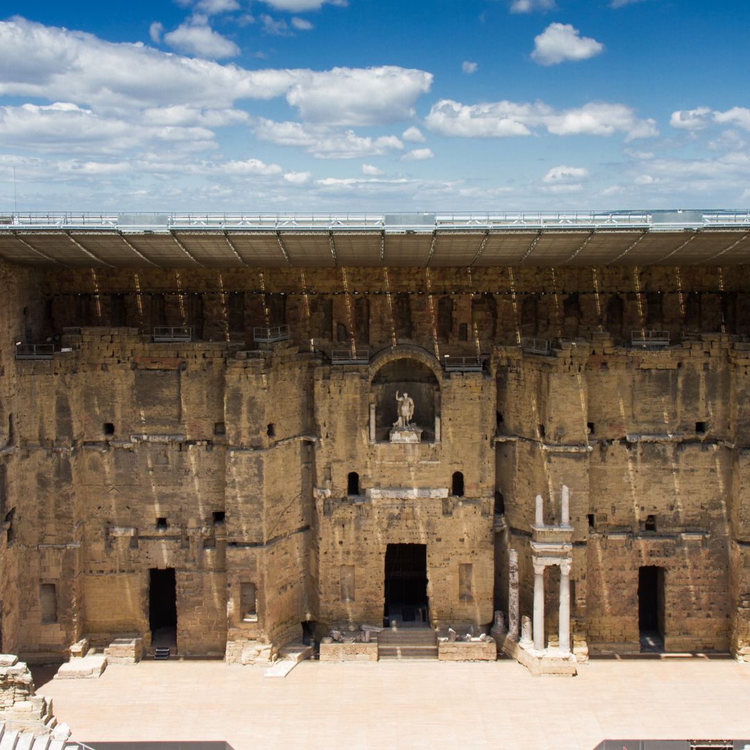 Vue du mur de scène du théâtre antique d'Orange en Vaucluse.