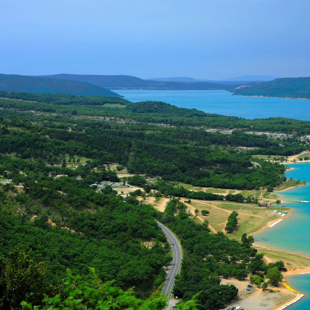 Vue aérienne du lac de Sainte-Croix dans le Verdon.