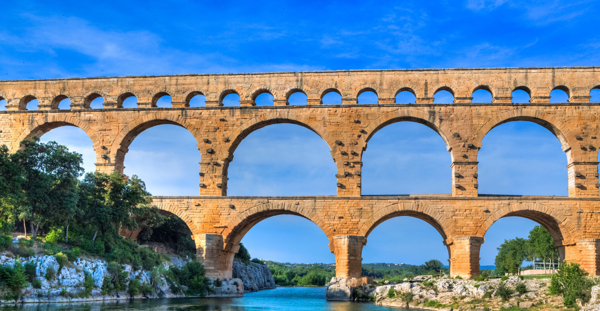 Vue du Pont du Gard avec le Gardon pour baignade et fraicheur assurée.