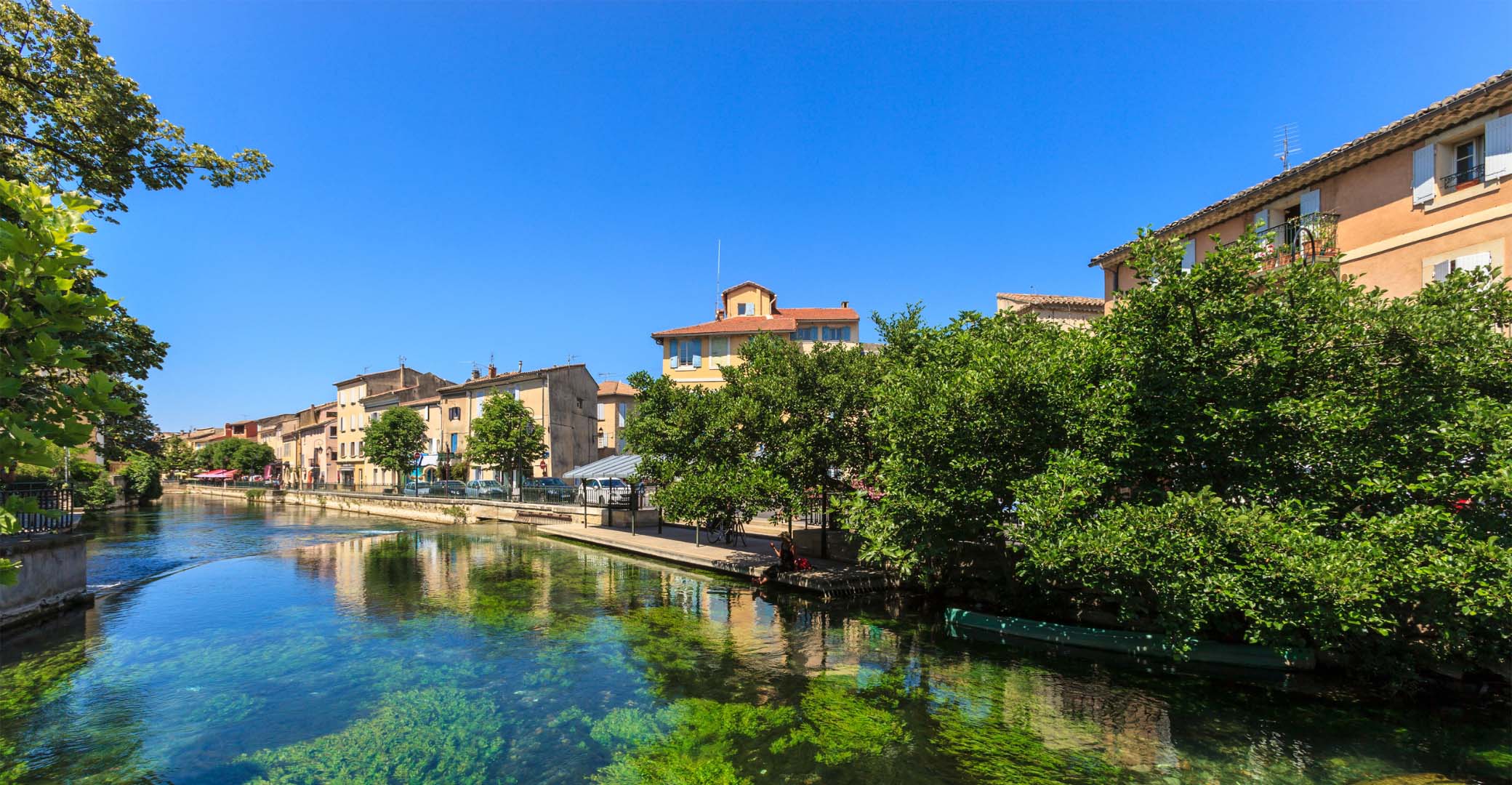 Fraicheur avec la vue de la rivière Sorgue à l'Isle sur la Sorgue