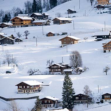Vue de chalets et de la montagne Suisse.