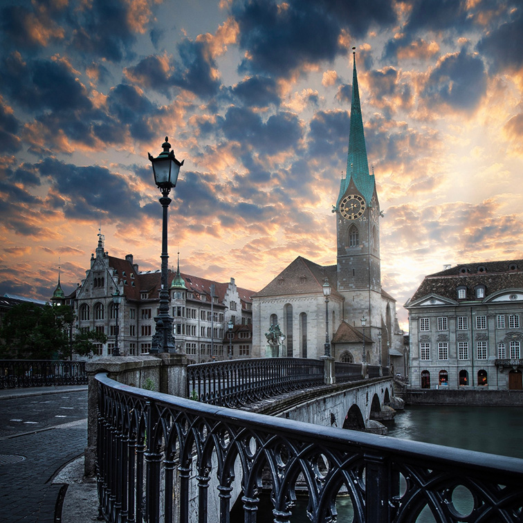 Vue ville en Suisse avec un pont et une église.