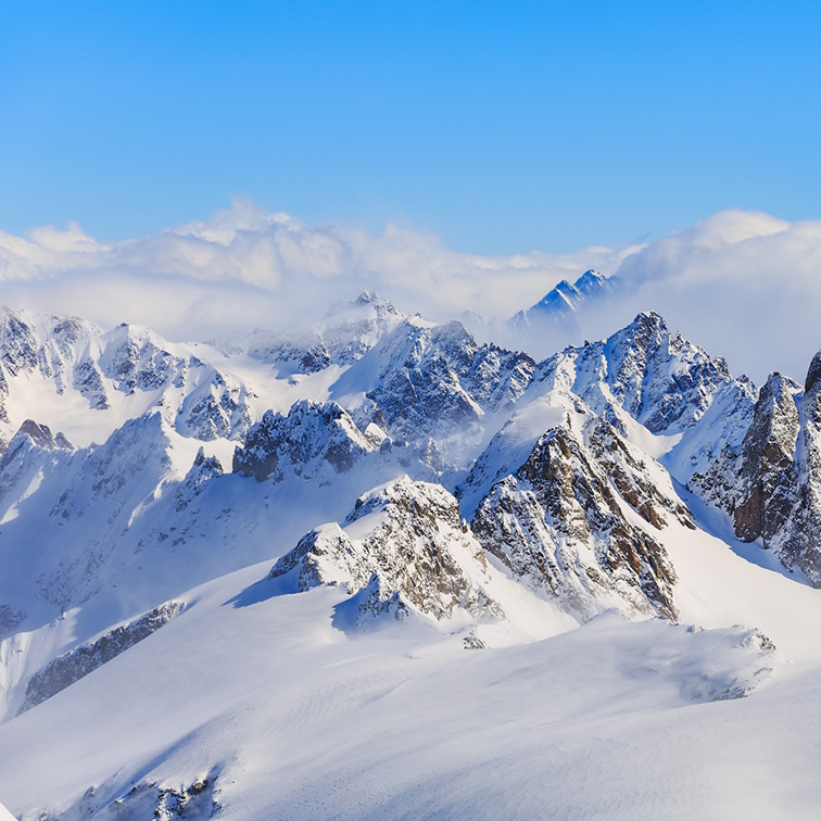 Vue des montagnes enneigées en Suisse.
