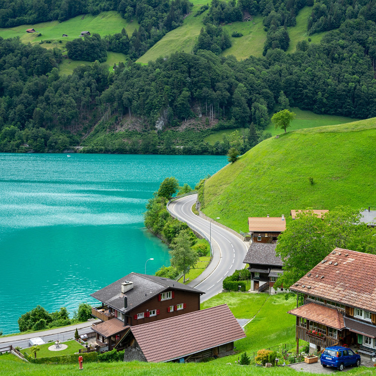 Vue d'un lac en Suisse avec maisons.