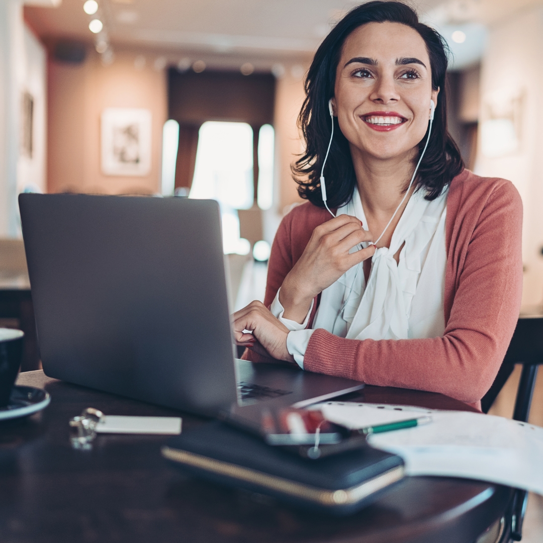Personne en télétravail souriante.
