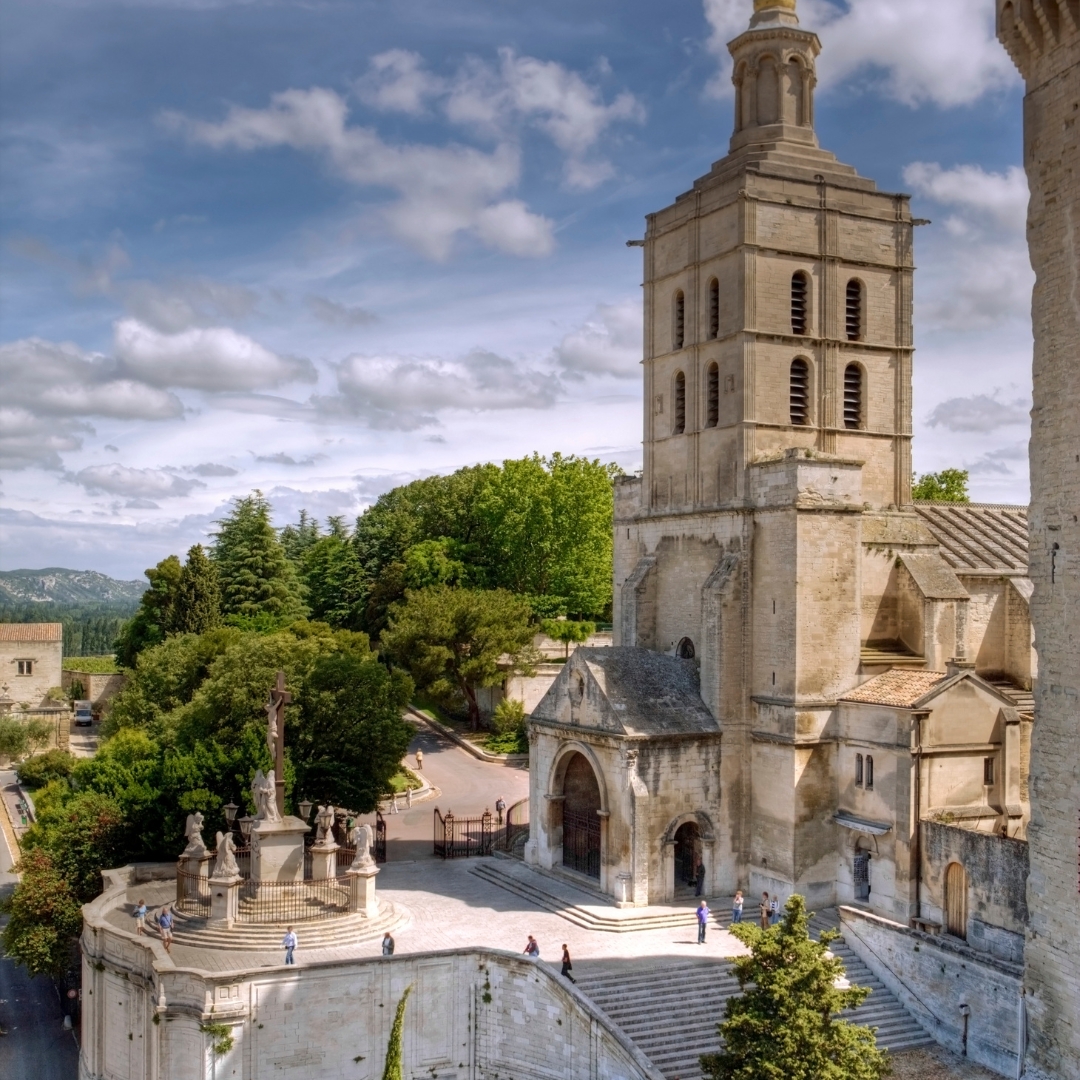 Rocher des doms à Avignon avec le Palais des Papes en 1er plan