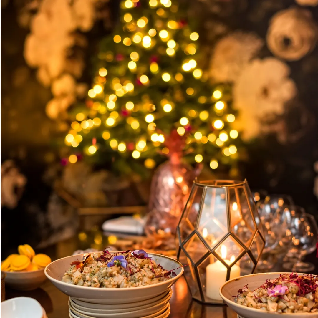 Table des fêtes avec jolie décoration.