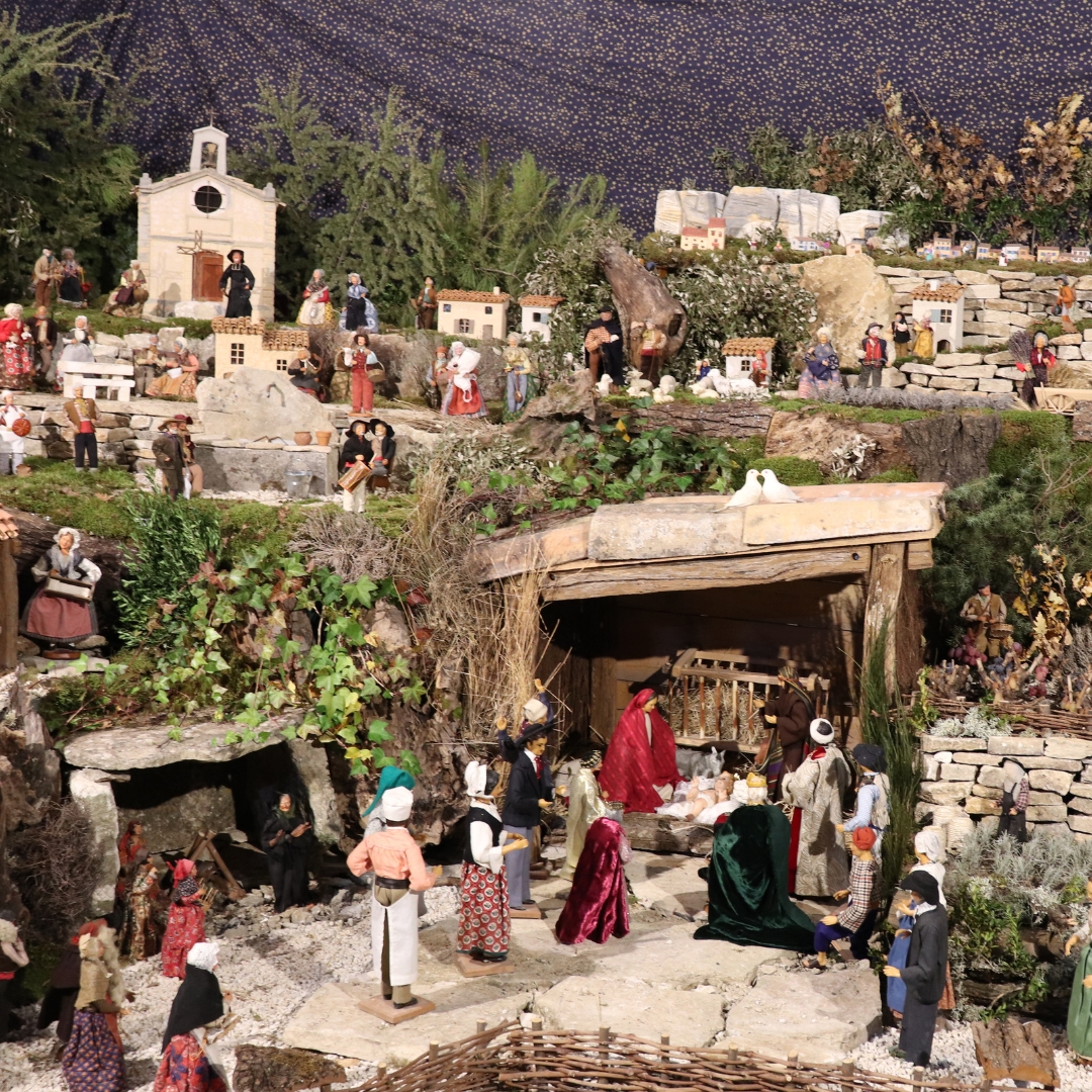 Crèche provençale avec des santons