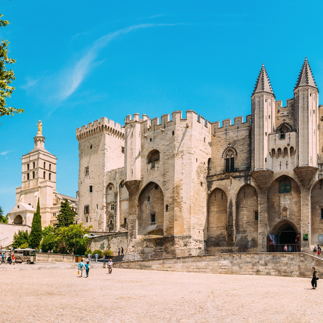 Vue de la place devant le Palais des Papes