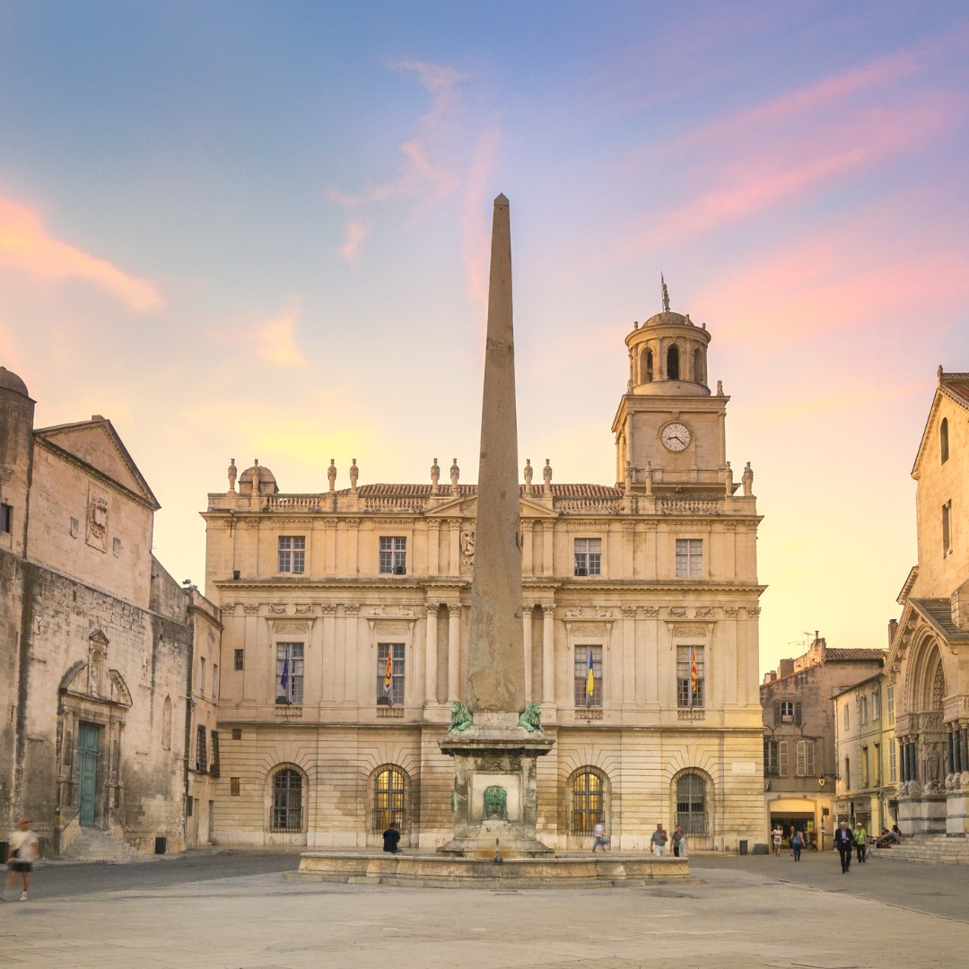 Vue de face de la mairie Arles.