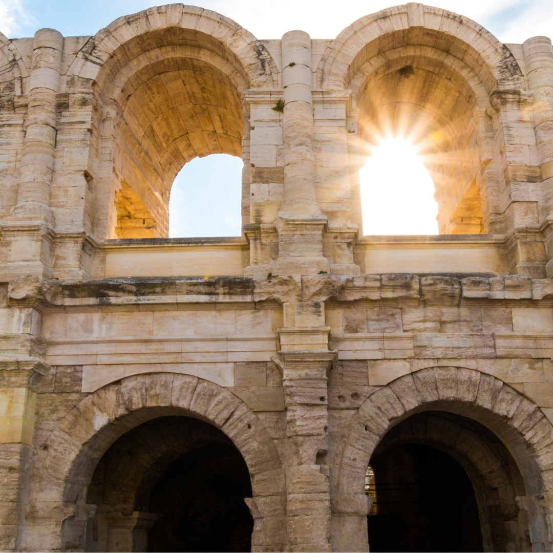 Photographie des Arènes d'Arles en contre-jour