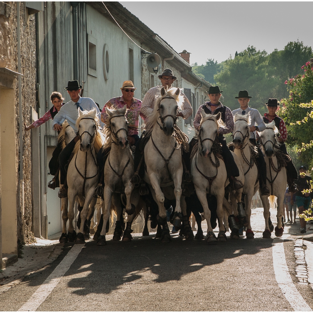 Abrivado bandido dans les rues d'un village Provençal