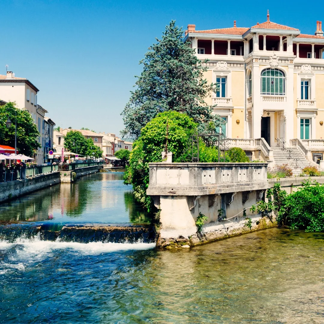 Vue du centre du village de l'Isle sur la Sorgue