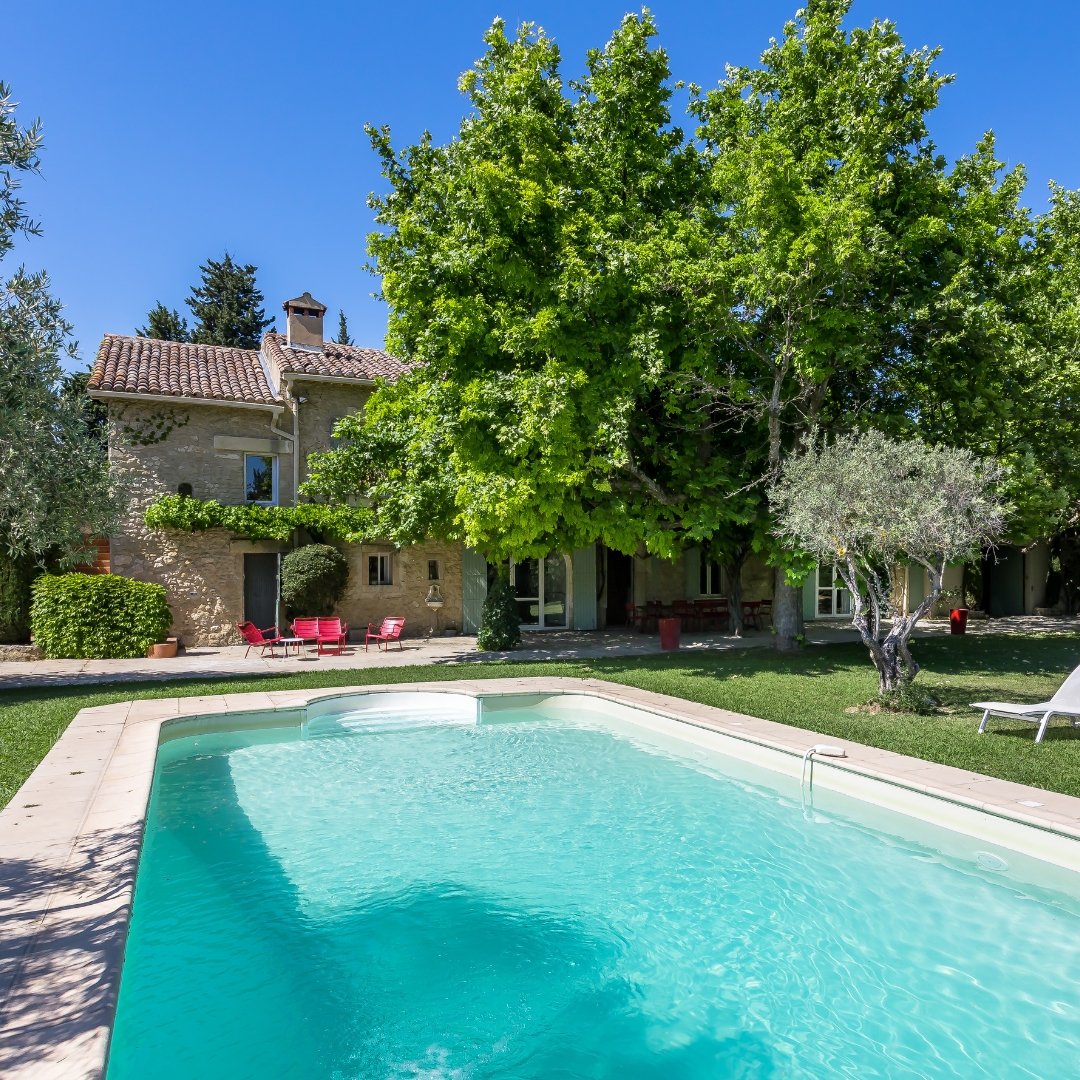 Vue d'une maison avec piscine proche de l'Isle sur la Sorgue