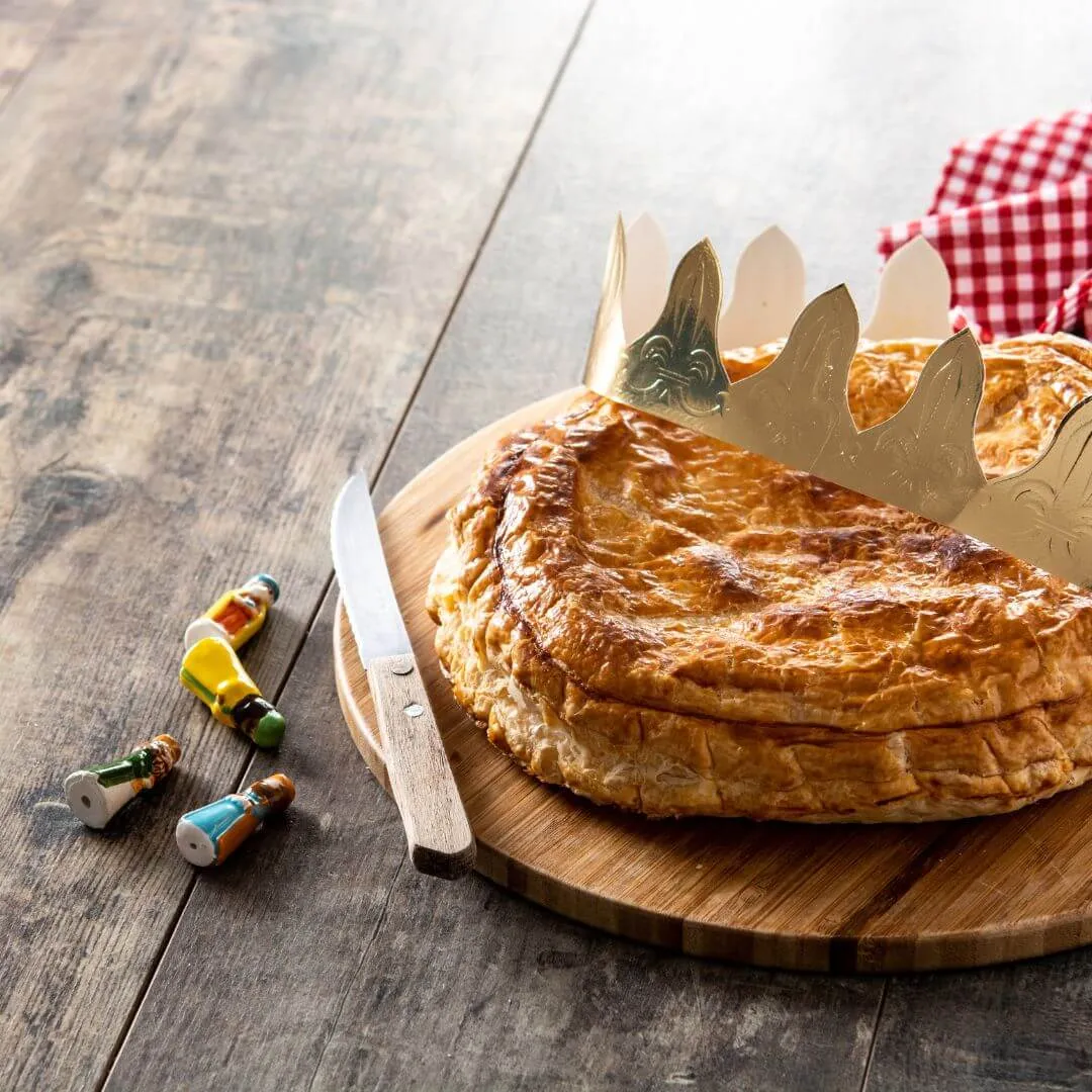 Galette des rois avec couronne et fèves.