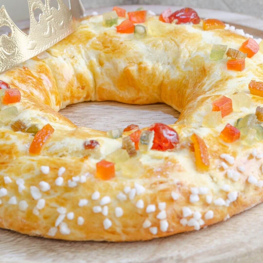 Gâteau des rois aevc fruits confits et couronne.