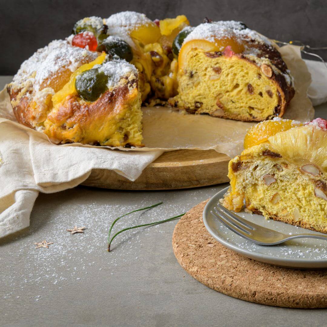 Gâteau des rois avec fruits confits découpé.