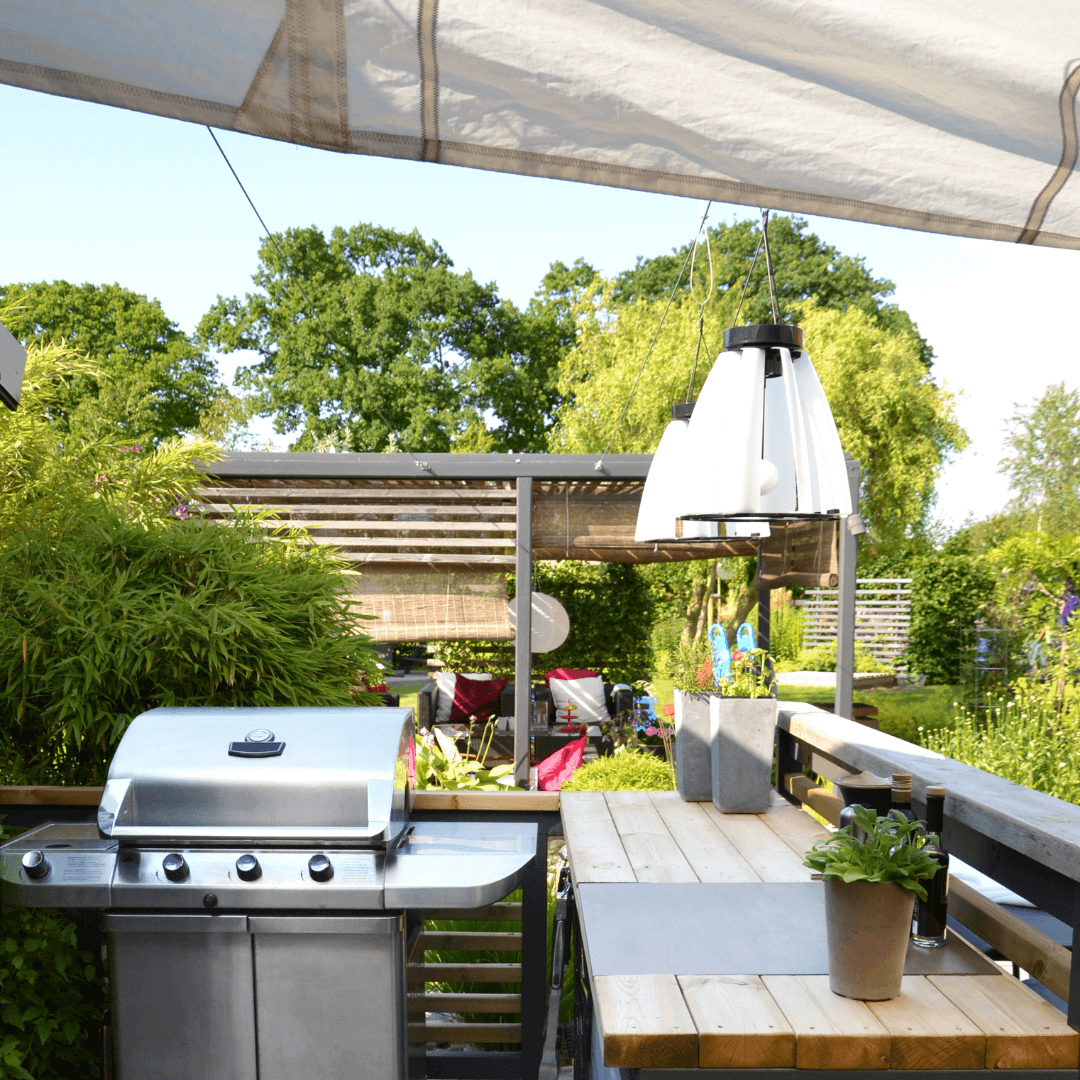 Cuisine extérieure avec barbecue à gaz.