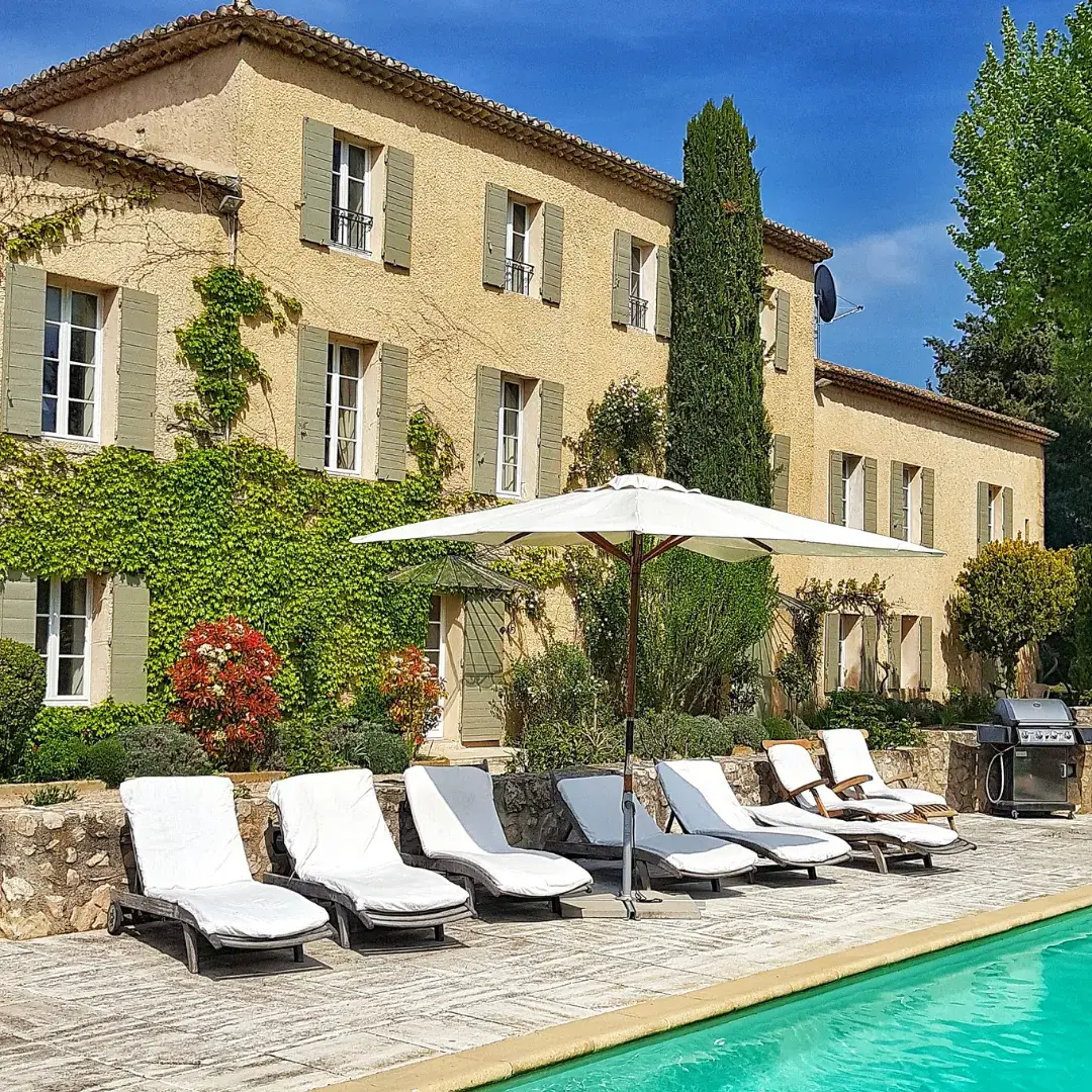 Mas provençal en pierre avec piscine.