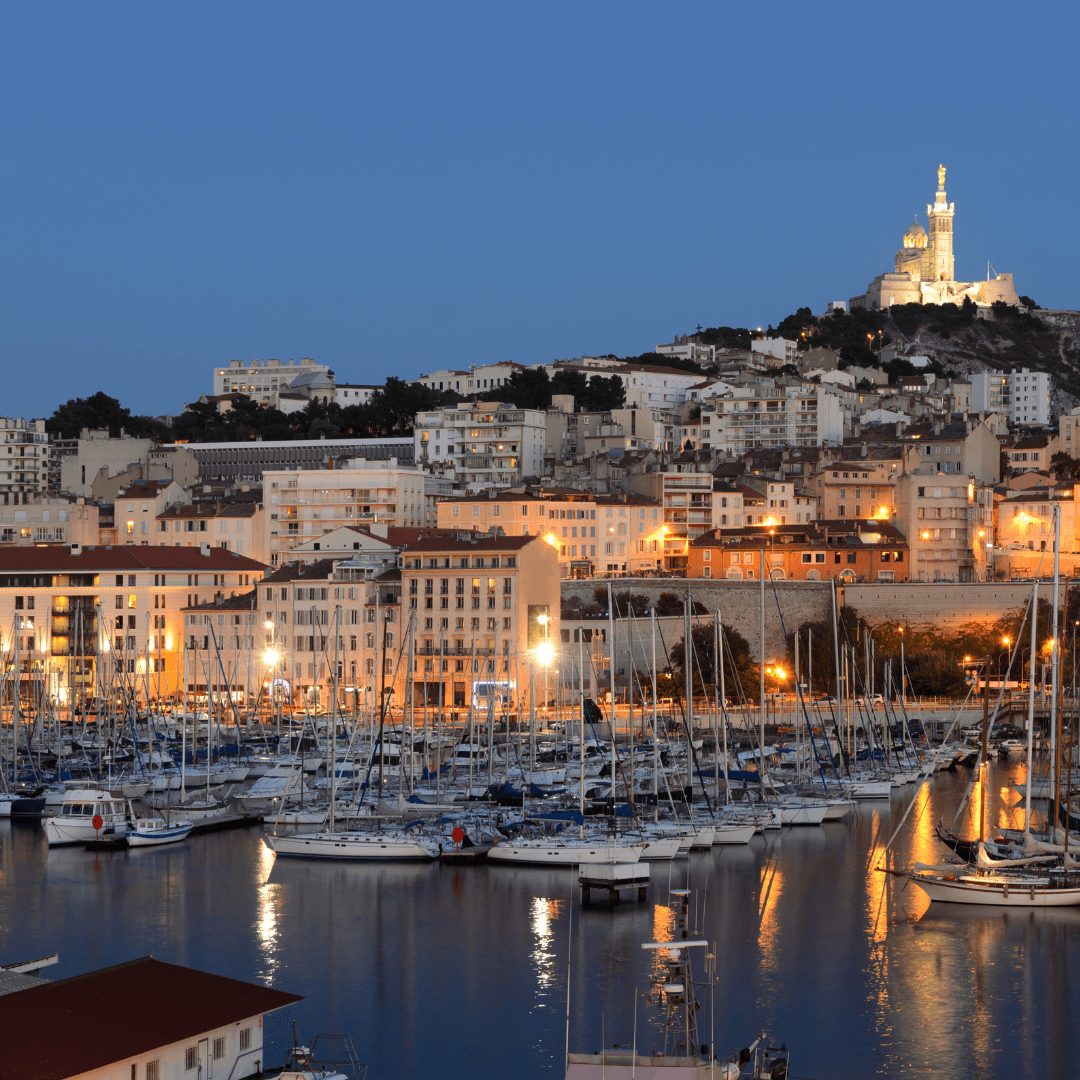Panorama du port de Marseille de nuit depuis la mer.