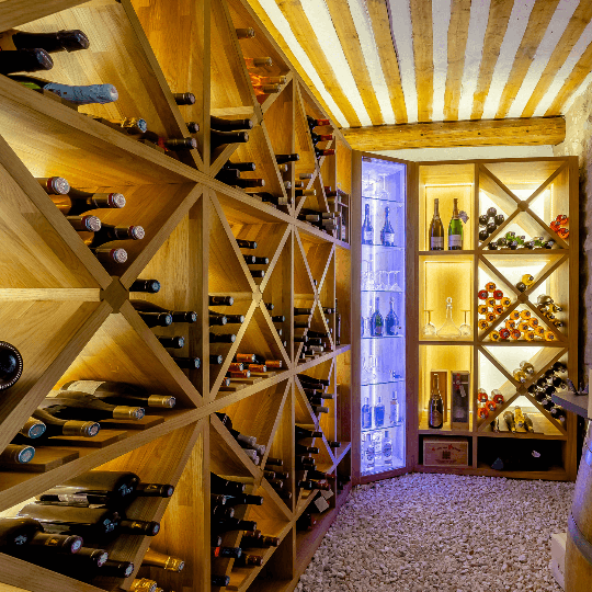 Intérieur d'une cave à vin design.