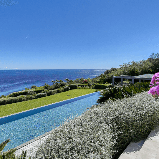 Piscine avec vue mer sur la Côte d'Azur.