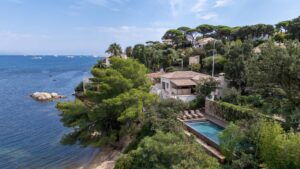 Villa pieds dans l'eau avec plage privée à Gassin