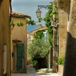 vacances-french-riviera-gassin-janssens-immobilier Balade dans les rues de Gassin sur le French Riviera.