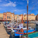 vacances-french-riviera-vue-port-saint-tropez-janssens-immobilier (2) Port de Saint-Tropez avec bateaux anciens